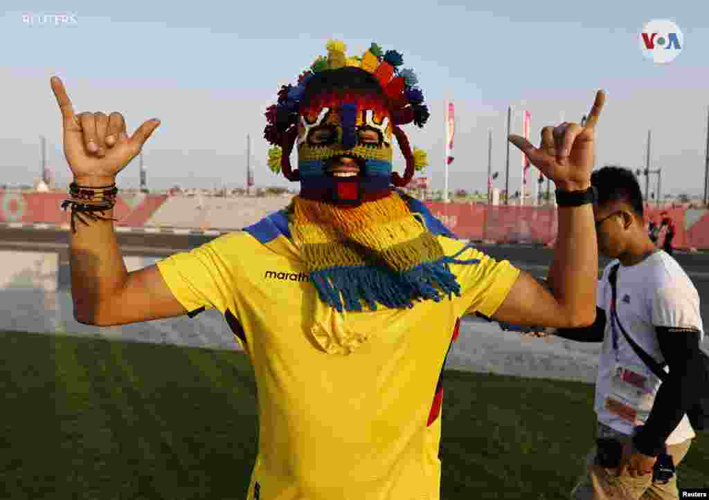 Un hincha ecuatoriano posa afuera del estadio antes del partido REUTERS/Hamad I Mohammed