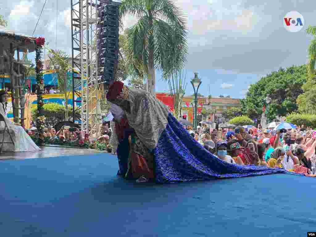 El desfile, que comienza en la Casa Museo de los Santos Reyes, culmina en la plaza pública donde los esperan miles de personas provenientes de otros pueblos y países latinoamericanos. La plaza se convierte en una iglesia al aire libre. Una tarima se convierte en altar, y allí mismo, junto a la Eucaristía, celebran la misma. Así como hizo Gaspar, cada uno de los Reyes Magos hace reverencia para recibir la bendición. La misa se celebra con música en vivo y personajes simbólicos del nacimiento de Jesús.