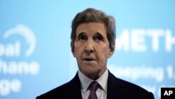 Anvwaye Espesyal Etazini pou Chanjman Klimatik John Kerry pran la pawol nan rankont COP27 la nan peyi Ejipt, 17 Nov. 2022. 