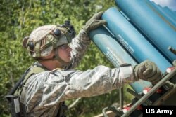 FILE - Prajurit Cadangan Angkatan Darat AS memeriksa ranjau pelatihan di sistem ranjau Volcano M-136 di Fort McCoy, Wis., 12 Agustus 2017.