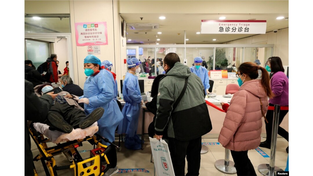 Pasien antre di unit gawat darurat rumah sakit Chaoyang Beijing, di tengah wabah COVID-19 di Beijing, China, 27 Desember 2022. (China Daily via REUTERS)