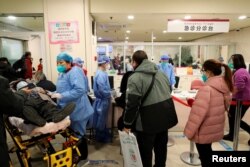 Pasien antre di unit gawat darurat rumah sakit Chaoyang Beijing, di tengah wabah COVID-19 di Beijing, China, 27 Desember 2022. (China Daily via REUTERS)