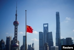 上海陆家嘴的国旗为追悼江泽民降半旗。（2022年12月6日）