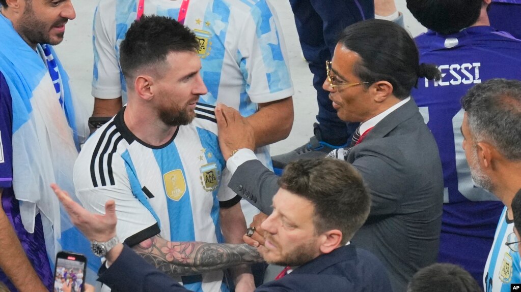 Đầu bếp Nusret Gokce (phải) chụp ảnh cùng đội trưởng đội Argentina Lionel Messi trên sân Lusail ở Qatar, 18/12/2022.