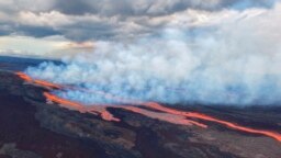Foto dari udara menunjukkan gunung berapi Mauna Loa di Hawaii bererupsi pada 28 November 2022. (Foto: U.S. Geological Survey via AP)