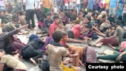 Sekitar 185 pengungsi Muslim-Rohingya terdampar di pesisir pantai Desa Ujung Pie, Kecamatan Muara Tiga, Kabupaten Pidie, Provinsi Aceh, pada 26 Desember 2022. Mereka tiba dalam kondisi yang sangat memprihatinkan. (Foto: Courtesy Polda Aceh)