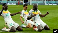 Kalidou Koulibaly du Sénégal, à droite, célèbre avec ses coéquipiers le deuxième but de son équipe lors du match du groupe A de la Coupe du monde de football entre l'Équateur et le Sénégal, au Khalifa International Stadium de Doha, au Qatar, le 29 novembre 2022. 