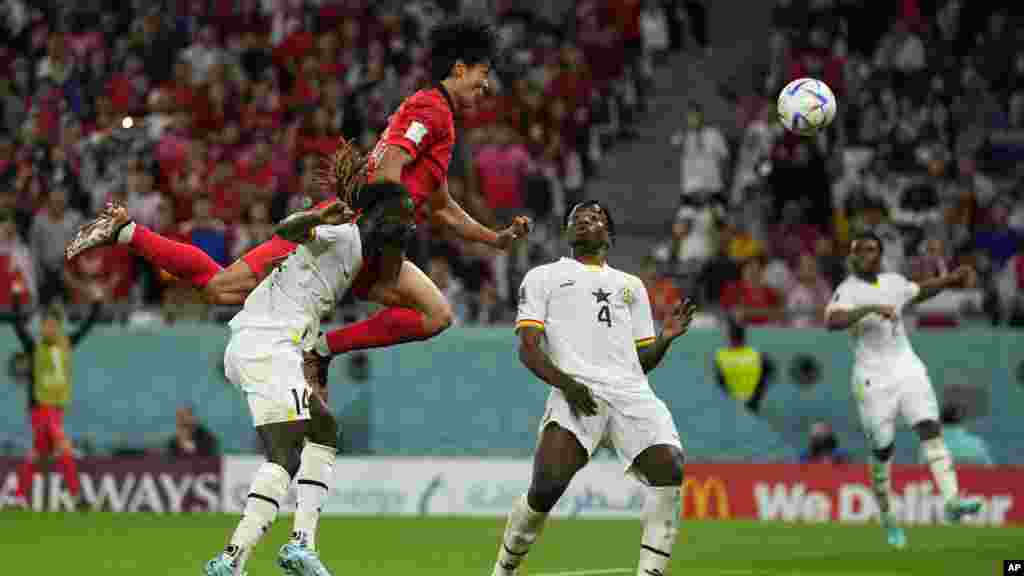 Jwe Sid Koreyen Cho Gue-sung (anwo) make premye gol ekip li pandan Mondyal Foutbol Qatar la nan match Gwoup H yo kont Ghana, 28 Nov. 2022. 