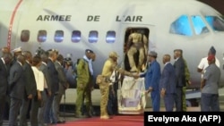 CAPTURE D'ÉCRAN - Les 46 soldats ivoiriens condamnés puis graciés au Mali ont été accueillis par le président Alassane Ouattara à l'aéroport d'Abidjan, en Côte d'Ivoire, le 7 janvier 2023.
