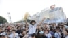 Os fãs da Argentina celebram a vitória da sua equipa após o jogo da meia-final do Mundial de Futebol do Qatar 2022 entre a Croácia e a Argentina no Obelisco, em Buenos Aires, a 13 de Dezembro de 2022.