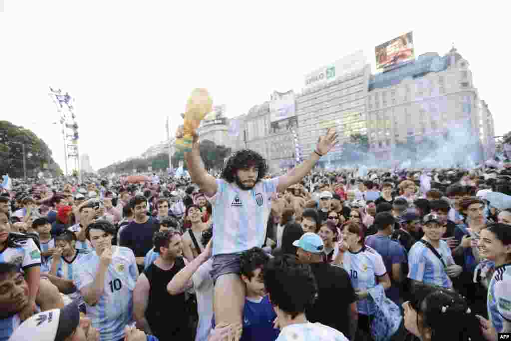 Os fãs da Argentina celebram a vitória da sua equipa após o jogo da meia-final do Mundial de Futebol do Qatar 2022 entre a Croácia e a Argentina no Obelisco, em Buenos Aires, a 13 de Dezembro de 2022.