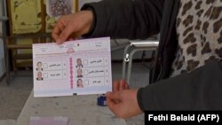 Un bulletin de vote affiché dans un bureau de vote dans le district de Mnihla, Tunis, le 17 décembre 2022.