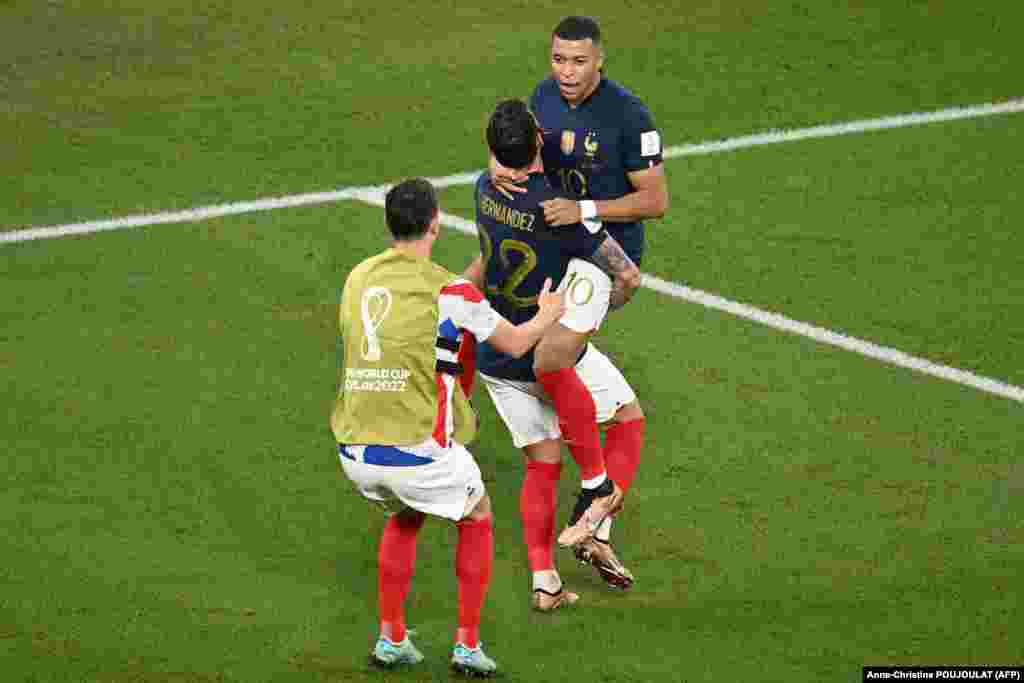 Os jogadores franceses Theo Hernandez e Kylian Mbappe festejam depois de Mbappé ter marcado o primeiro golo contra a Dinamarca. Mundial do Qatar, Stadium 974 em Doha. Nov, 26