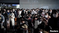 Warga China menjelang perayaan Tahun Baru Imlek di Shanghai, China 16 Januari 2023. (Foto: REUTERS/Aly Song)