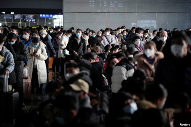上海火車站裡的春運人潮。 （2023年1月16日）