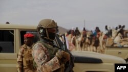 Au moins dix-sept soldats ont été tués lors d'une embuscade tendue le 10 février par un "groupe d'hommes armés terroristes", dans l'ouest du Niger, à la frontière avec le Mali,