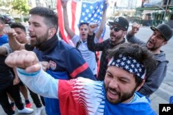 Penggemar sepak bola berkumpul di luar pesta menonton sebelum pertandingan sepak bola grup B Piala Dunia di Qatar antara Iran dan Amerika Serikat di Los Angeles, Selasa, 29 November 2022. (AP/Ringo H.W. Chiu)