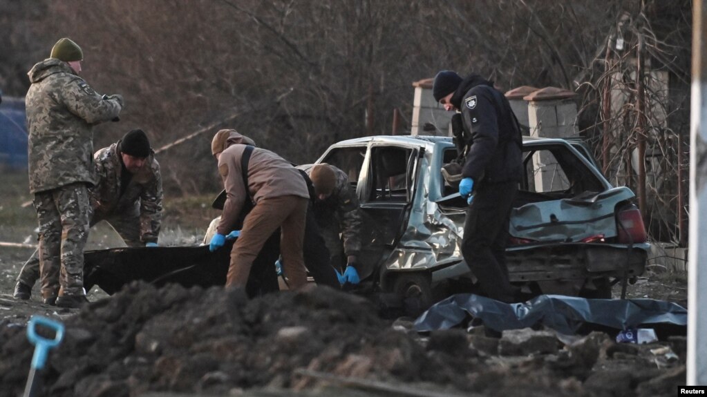 调查人员在乌克兰扎波罗热检查在俄罗斯导弹袭击期间被打死的当地居民的遗体。(2022年12月5日)(photo:VOA)