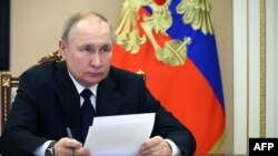 Mokonzi ya Russie Vladimir Putin azali kopesa lisikulu na Moscou, 21 sanza ya zomi na mibale 2022. (Photo by Mikhail Kireyev / Sputnik / AFP)