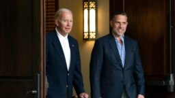 Presiden AS Joe Biden dan putranya Hunter Biden terlihat bersama di Johns Island, South Carolina, pada 13 Agustus 2022. (Foto: AP/Manuel Balce Ceneta)