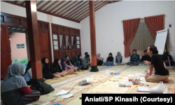 Selain di lapangan, peserta perkemahan anak muda untuk pertanian juga belajar di kelas-kelas yang diselenggarakan di rumah petani. (Foto: Courtesy: Aniati/SP Kinasih)