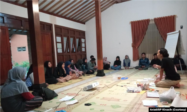 Selain di lapangan, peserta perkemahan anak muda untuk pertanian juga belajar di kelas-kelas yang diselenggarakan di rumah petani. (Foto: Courtesy: Aniati/SP Kinasih)