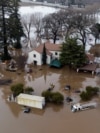 Sebuah rumah di Gilroy, California, terkepung banjir usai badai, 9 Januari 2023. (Foto: Josh Edelson/AFP)