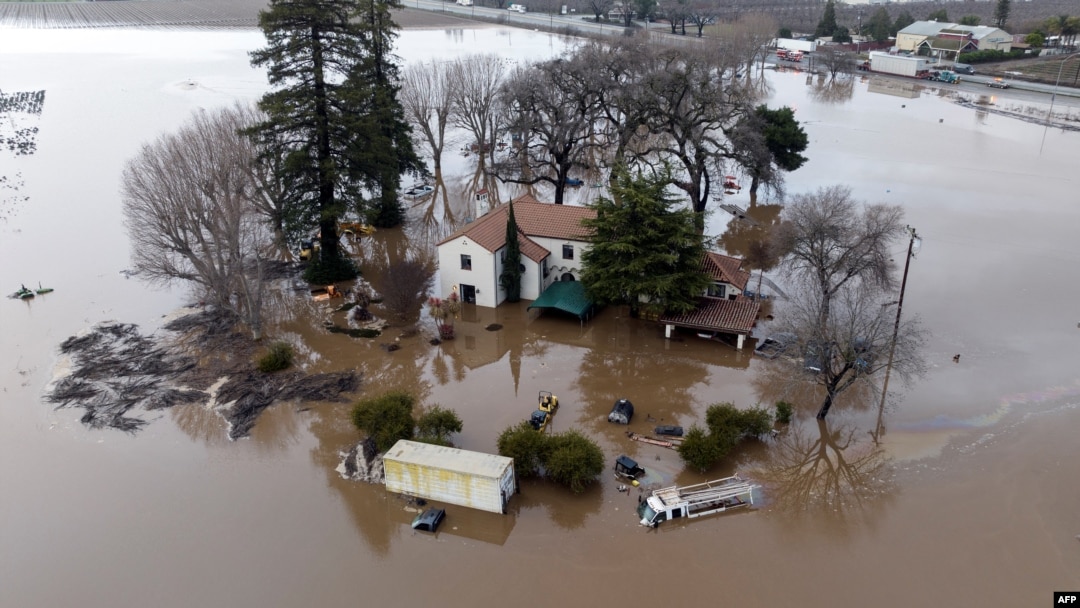 Sebuah rumah di Gilroy, California, terkepung banjir usai badai, 9 Januari 2023. (Foto: Josh Edelson/AFP)
