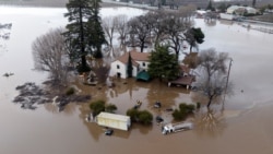 Sebuah rumah di Gilroy, California, terkepung banjir usai badai, 9 Januari 2023. (Foto: Josh Edelson/AFP)