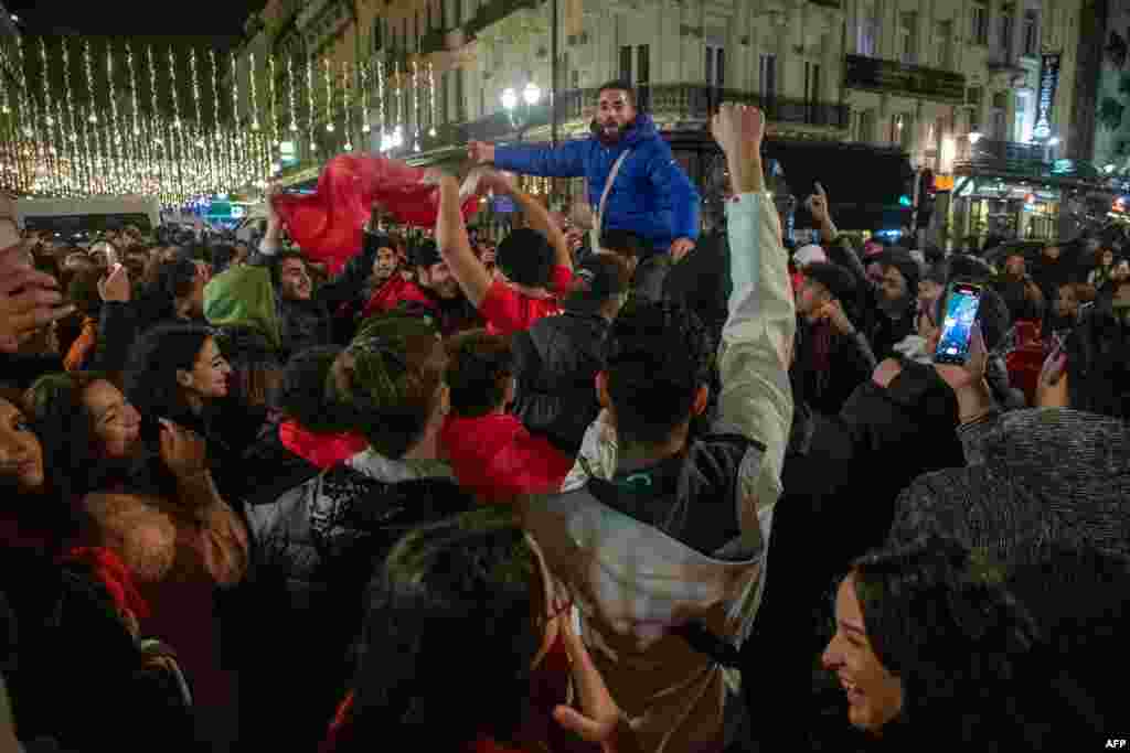 Balandi ba Maroc bazali koespela na nzela na Bruxelles (Belgique), nsima na Belgique kopola 0-2 na Maroc, na match ya groupe F ya Mondial Qatar 2022, 28 novembre 2022. (Photo Kenzo TRIBOUILLARD / AFP)