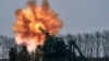 ЗСУ атакує російські сили під Бахмутом з артилерійської системи Піон. Фото зроблене 16 грудня. Фото: AP. 