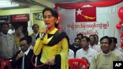 ဖွဲ့စည်းပုံအခြေခံဥပဒေပြင်မလား၊အသစ်ဆွဲမလား ဆိုင်ရာအစည်းအဝေးအပြီး သတင်းစာရှင်းလင်းပွဲအတွင်းမှ ဒေါ်အောင်ဆန်းစုကြည်။ (စက်တင်ဘာ ၂၈၊ ၂၀၁၃)