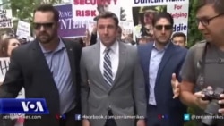 Presidenti Trump fal 15 vetë, mes tyre ish-aleatë e bashkëpunëtorë