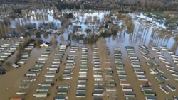 Foto udara dengan drone menunjukkan rumah-rumah karavan yang terendam banjir setelah Sungai Nene meluap akibat Badai Bert di Billing Aquadrome dekat Northampton, Inggris. (Reuters)&nbsp;