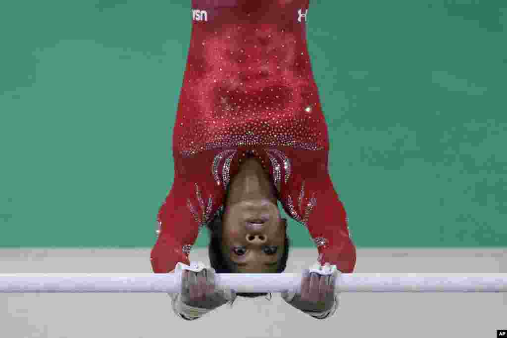 Gabrielle Douglas wa Marekani katika mazoezi ya gymnastics. t