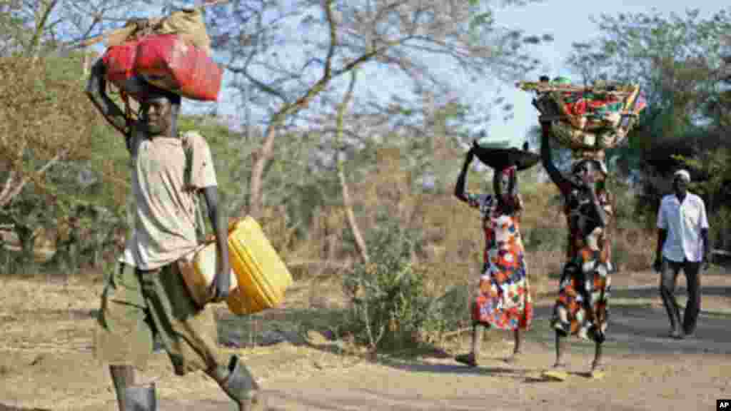 Une famille soudanaise fuyant l'Etat du Nil Bleu vers le camp de réfugiés de Doro, 12 décembre 2011.