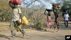 Une famille soudanaise fuyant le Nil Bleu vers le Soudan du sud, 12 décembre 2011.