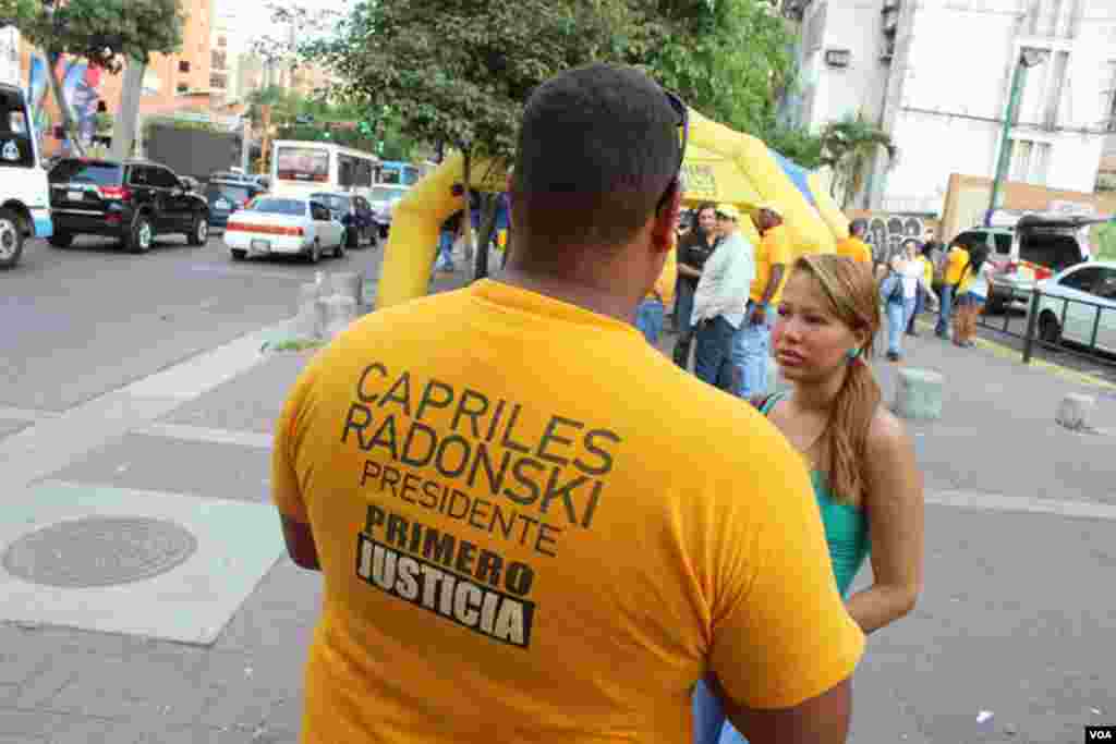 Voluntarios se dieron a la tarea de explicar algunos de los puntos de la agenda del candidato Henrique Capriles. [VOA].