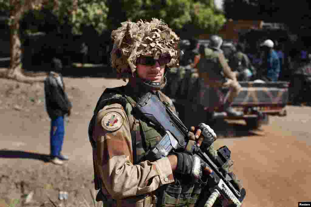 Un soldat fran&ccedil;ais &agrave; Diabali. Les blind&eacute;s maliens et fran&ccedil;ais sont entr&eacute;s dans Diabali et Douentza, dans le centre du Mali quelques jours apr&egrave;s la fuite des islamistes occupant ces villes. 