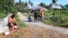 Berlakukan satu pintu keluar masuk, warga desa Sintuwulemba, Kecamatan Lage bergotong royong melakukan pemasangan batang bambu untuk menutup lima jalan akses keluar masuk ke desa itu, 20 April 2020. (Foto: Yopy Hary / BPD Desa Sintuwulemba)