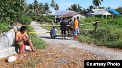 Berlakukan satu pintu keluar masuk, warga desa Sintuwulemba, Kecamatan Lage bergotong royong melakukan pemasangan batang bambu untuk menutup lima jalan akses keluar masuk ke desa itu, 20 April 2020. (Foto: Yopy Hary / BPD Desa Sintuwulemba)