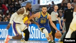  Stephen Curry (30) de Golden State dribble LeBron James (gauche) des Los Angeles Lakers, San Francisco, le 25 décembre 2024.