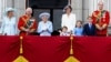 Hoàng gia Anh xuất hiện tại balcony điện Buckingham trong ngày 2 tháng Sáu. REUTERS/Hannah McKay