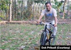 Dosen jurusan desain ISI Yogyakarta sekaligus pegiat Jogja Classic Vintage Bicycle, Doni Arsetyasmoro, mencoba Spedagi generasi awal. (Foto: Dok Pribadi)
