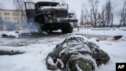 Тело военнослужащего рядом с уничтоженной российской боевой системой залпового огня на окраине Харькова
