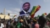 ARCHIVES - Des manifestants brandissent des drapeaux et un portrait du maire de Ziguinchor Ousmane Sonko lors d'un rassemblement à la place de l'Obélisque à Dakar, le 8 juin 2022.