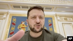 En esta imagen de un video proporcionado por la Oficina de Prensa Presidencial de Ucrania, el presidente de Ucrania, Volodymyr Zelenskyy, habla desde Kyiv, Ucrania, el 2 de junio de 2022.