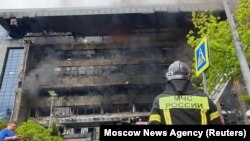 Petugas pemadam kebakaran memadamkan api di pusat bisnis Grand Setun Plaza di Moskow, Rusia, 3 Juni 2022. (Foto: via Reuters)
