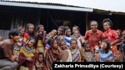 Warga Kosarek—Adit (paling kiri) dan Putri (paling kanan bawah) mendedikasikan hidup untuk mengembangkan pendidikan di pedalaman Papua. (Dok: Zakharia Primaditya)