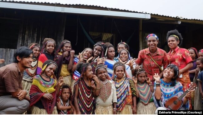 Warga Kosarek—Adit (paling kiri) dan Putri (paling kanan bawah) mendedikasikan hidup untuk mengembangkan pendidikan di pedalaman Papua. (Dok: Zakharia Primaditya)